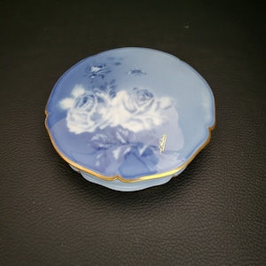 Limoges d'Artois Boite à bijoux bonbonnière porcelaine Ancienne fabrique royale de Limoges décor de roses fond bleu vintage Made in France