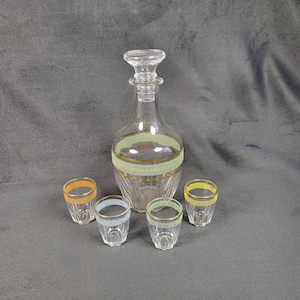 Juego de licor en cristal de granito con ribete verde y dorado, jarra y 4 vasitos de colores, fabricado en Francia, cosecha 1950