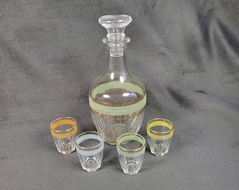Service à liqueur en verre granité liserés vert et or carafe et 4 petits verres de couleur Made in France vintage 1950