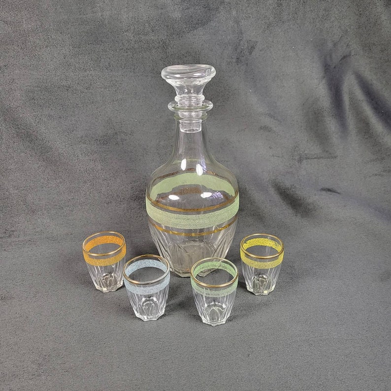 Service à liqueur en verre granité liserés vert et or carafe et 4 petits verres de couleur Made in France vintage 1950 image 1
