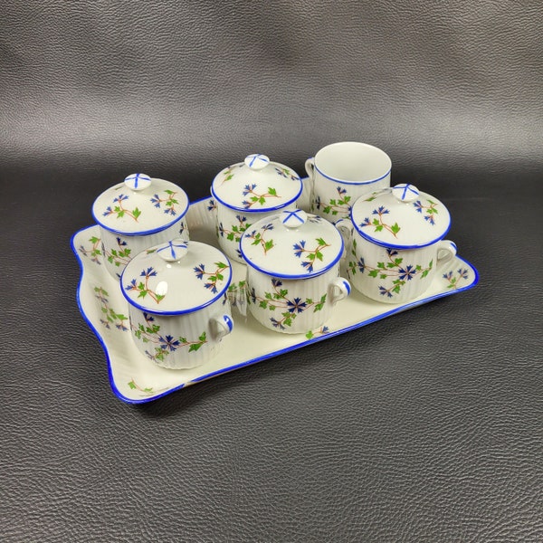 6 petits pots à crème sur leur plateau assorti en porcelaine décor aux barbeaux vintage Made in France