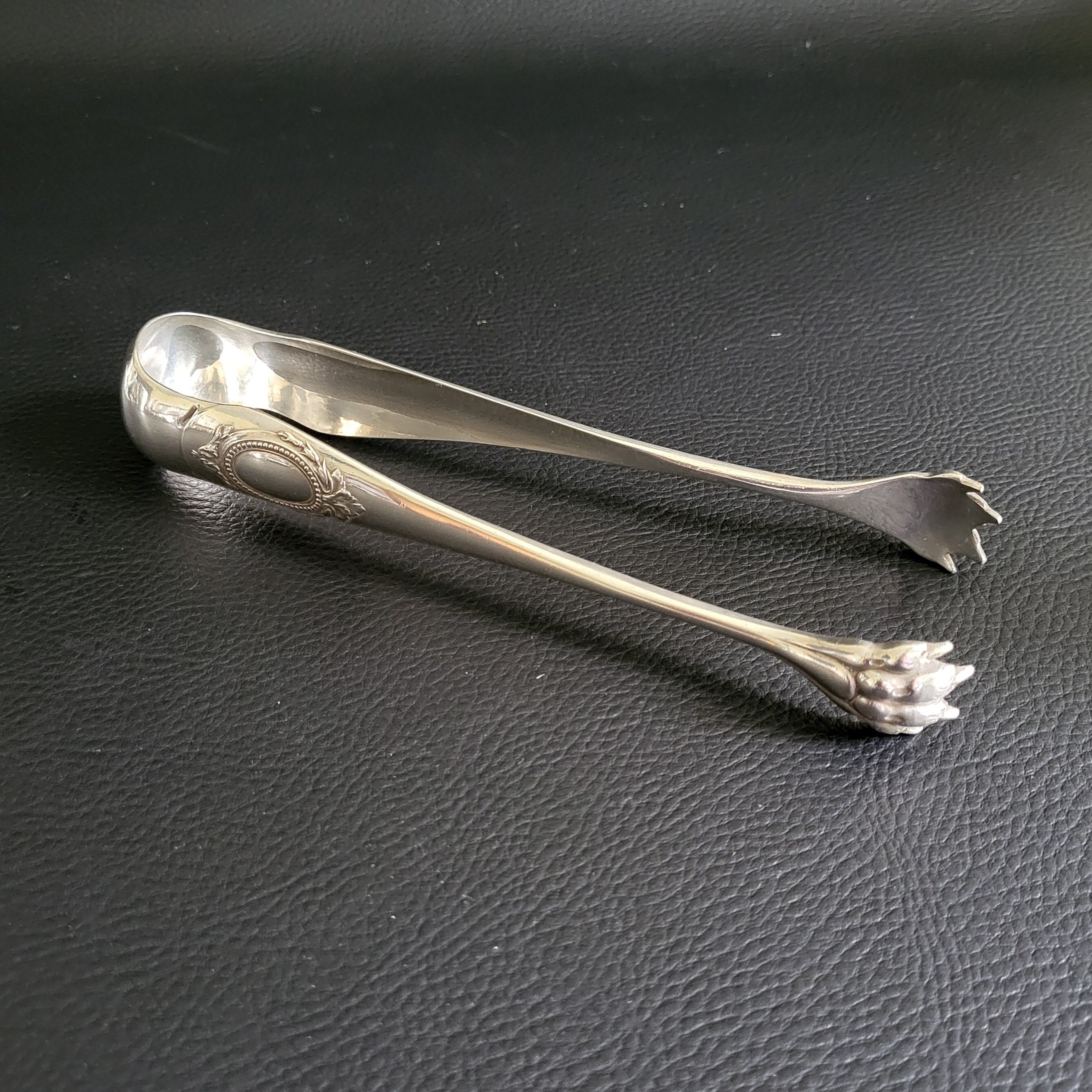 CHRISTOFLE- PINCE à SUCRE - METAL ARGENTE - MONOGRAMME - PATTE de LOIN