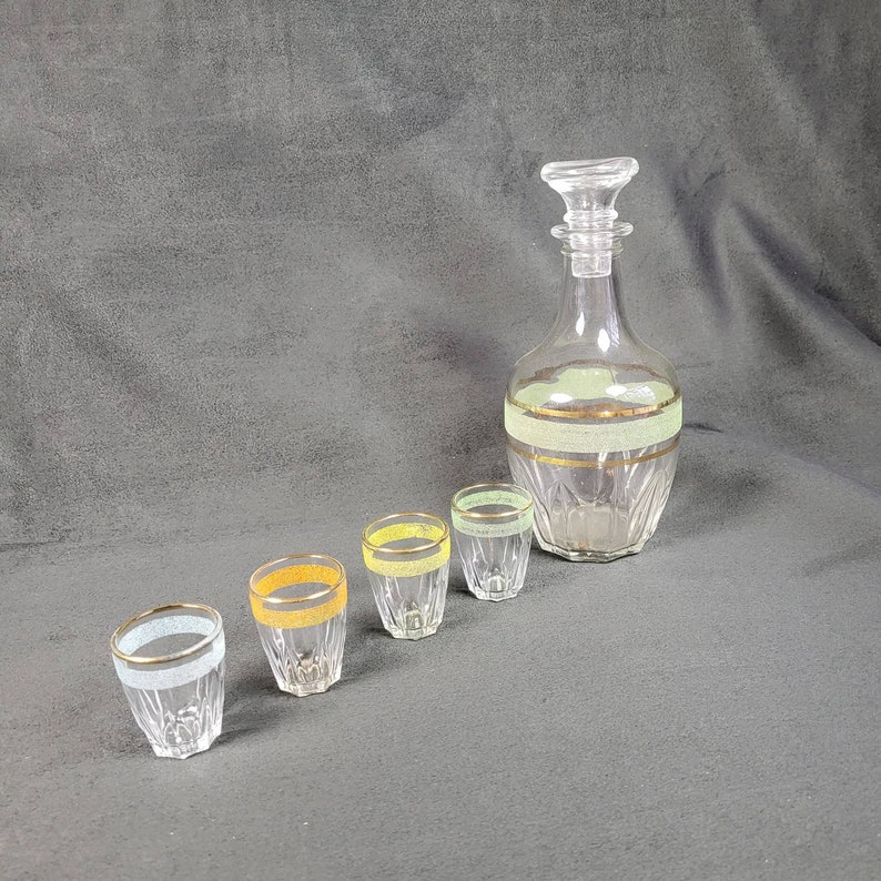 Service à liqueur en verre granité liserés vert et or carafe et 4 petits verres de couleur Made in France vintage 1950 image 2