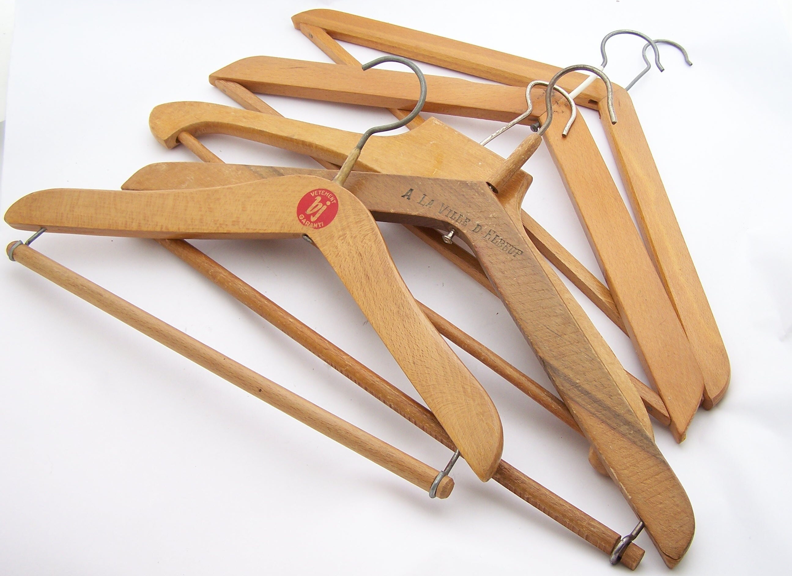 Ensemble de 5 Cintres Doubles en Bois Vintage A La Ville d'elbeuf, Belle Jardinière Made in France