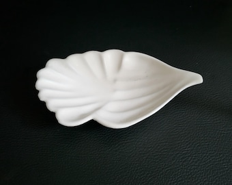 White cast iron soap dish leaf-shaped soap dish vintage