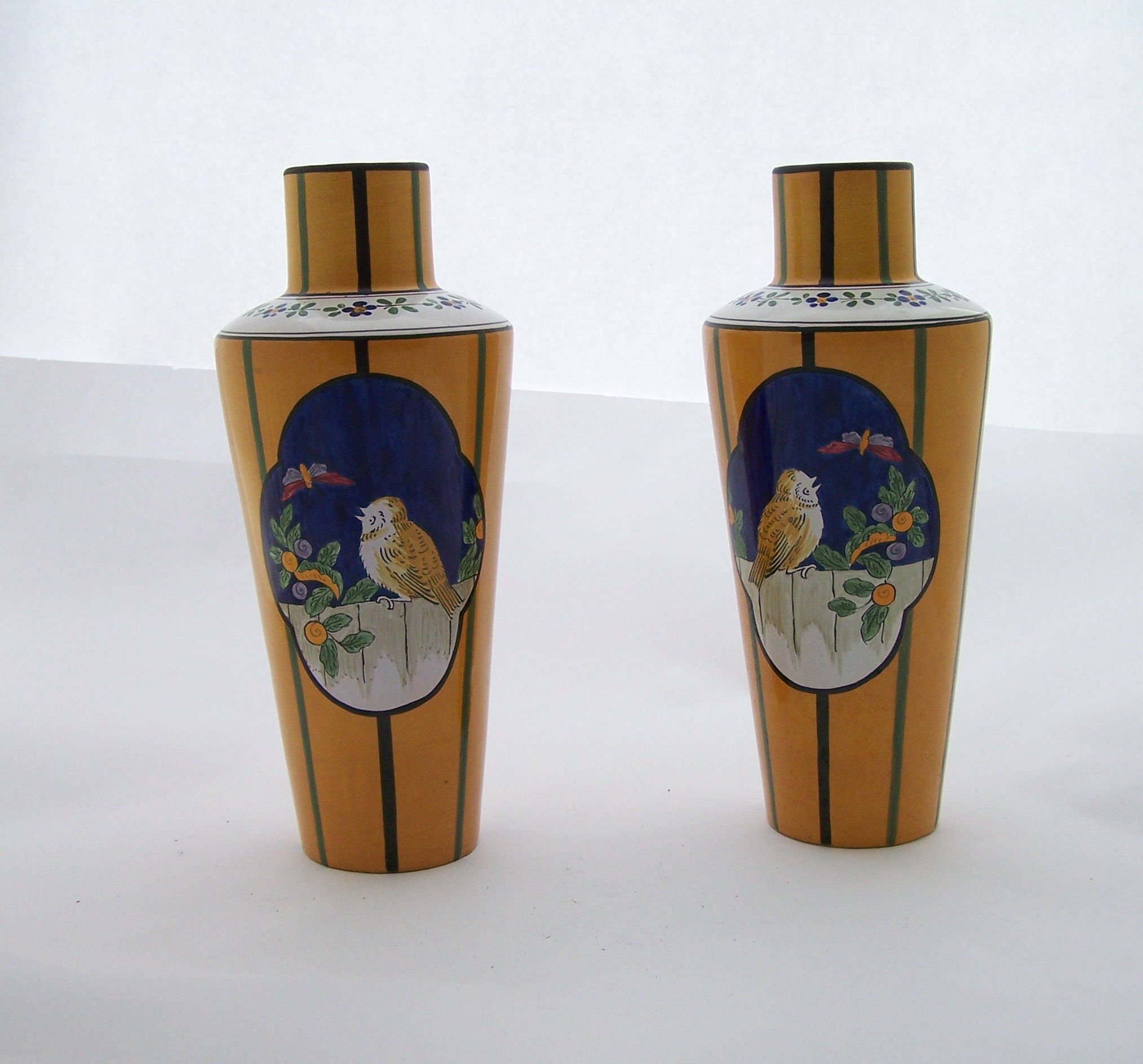 Paire de Vases Henri Delcourt Vase en Faïence Art Déco Décor d'oiseau Médaillon Bleu sur Fond Jaune 