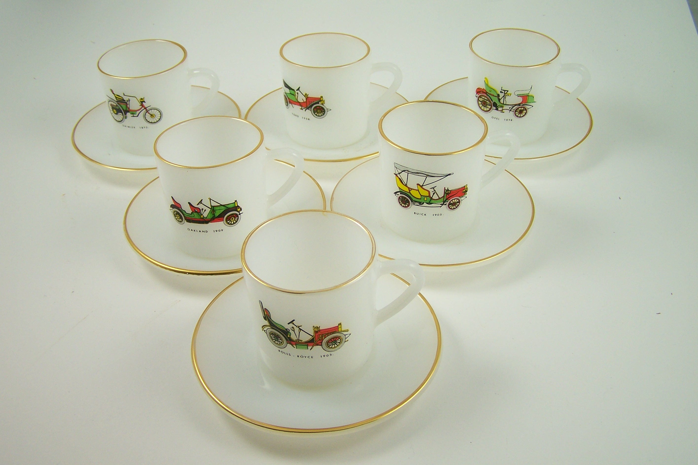 6 Tasses à Café et Soucoupes Arcopal Saxe Verre Opale Blanc Voitures Anciennes Vintage Made in Franc