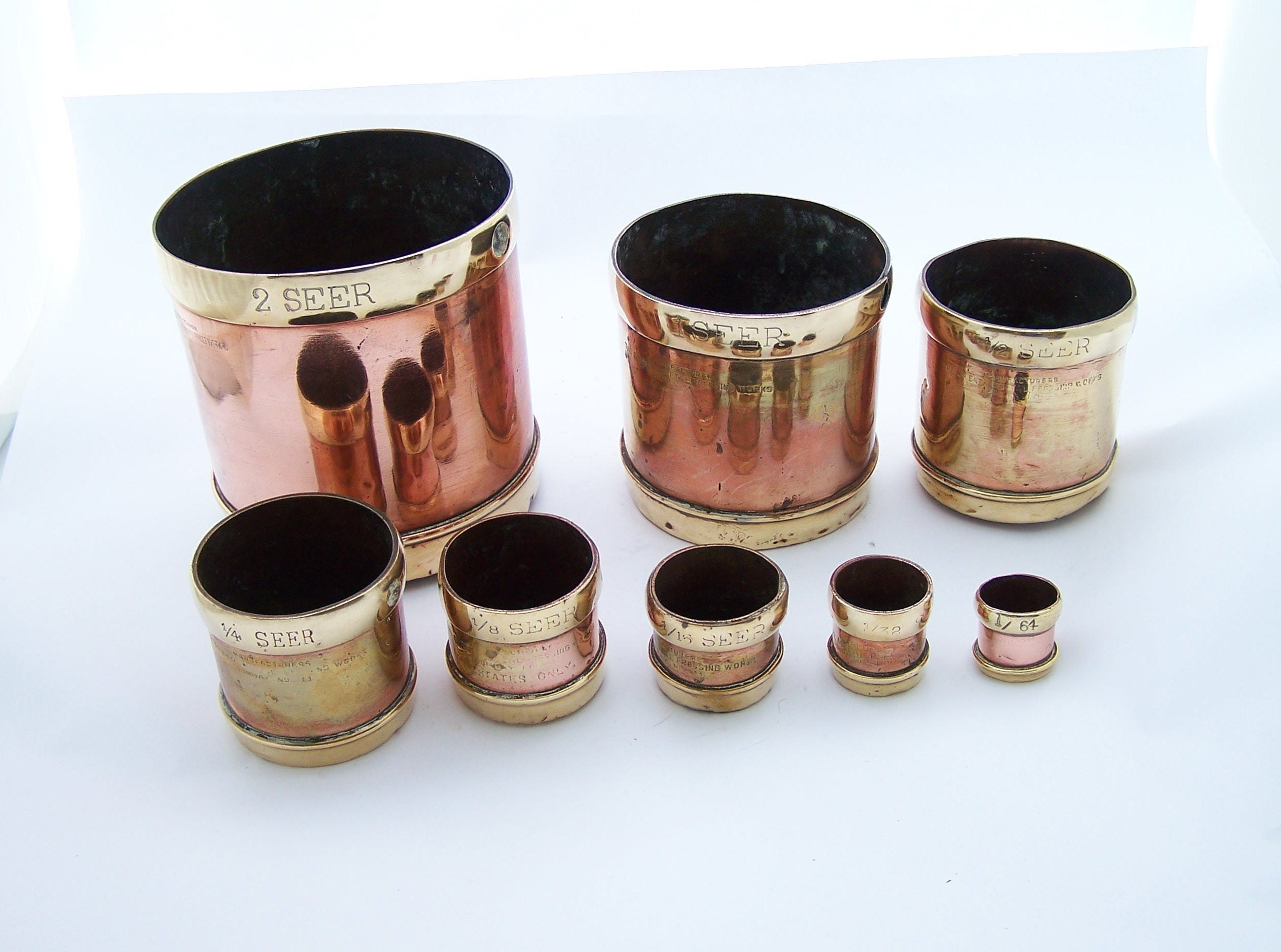 Ensemble de 8 Mesures ou Tasses à Mesurer en Cuivre et Laiton Début Xxème Siècle Bombay Inde