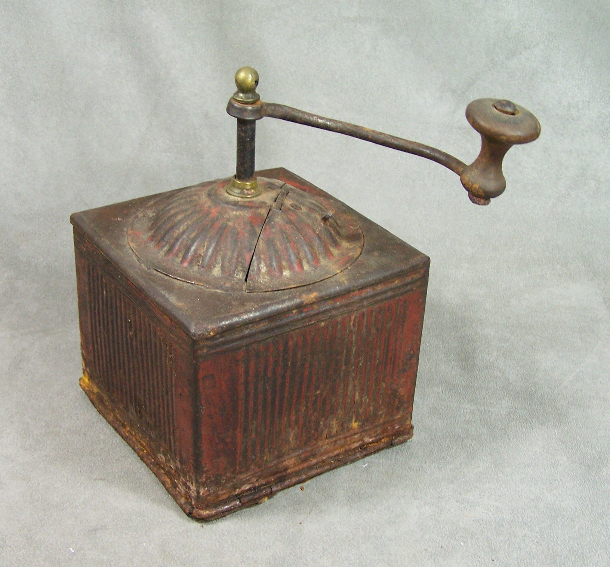 Grand Moulin à Café Tabatière en Tôle Peinte Rouge Métallique Vintage Made in France