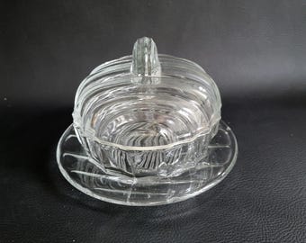 Beurrier 1950 en verre pressé moulé décor côtelé avec son couvercle beurrier rond 1950 vintage
