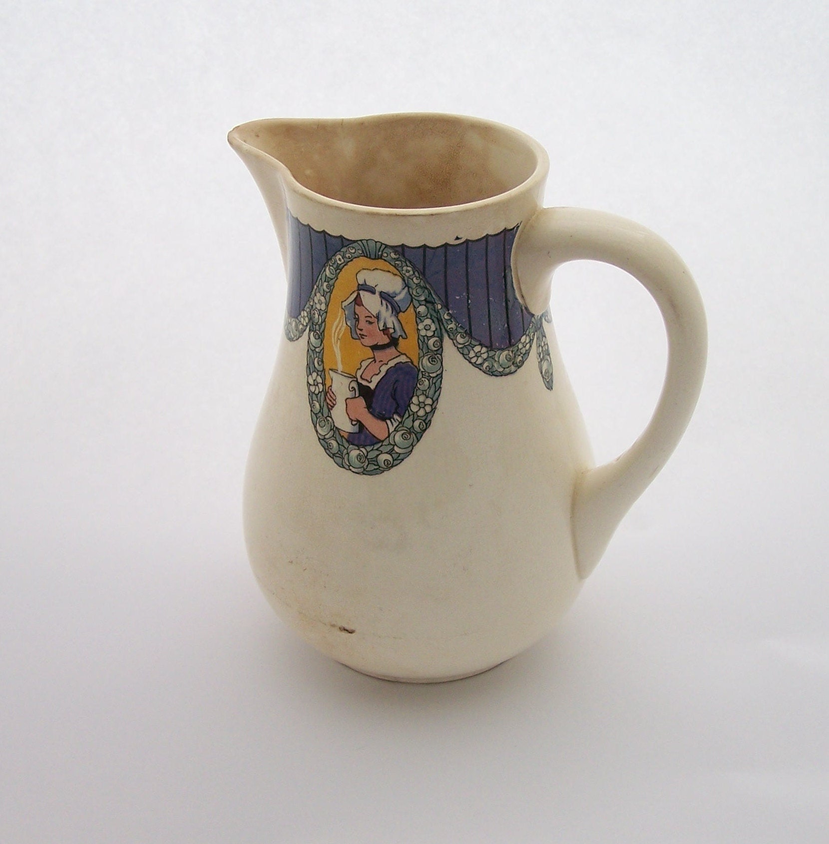 Pichet en Faïence Villeroy et Boch Mettlach Décor de Soubrette 1900 Médaillon Dans Guirlande Fleurs 