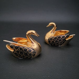 Paar Salzstreuer aus Limoges-Porzellan in Form eines Schwans mit schwarzen Flügeln und Golddekor mit Vintage-Salzschaufeln. Hergestellt in Frankreich