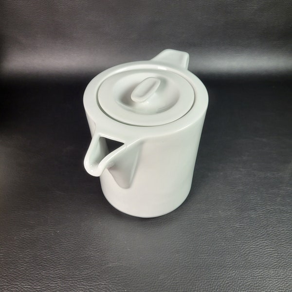 White porcelain Pillivuyt teapot 33.81 US fl oz/1 liter vintage  Made in France