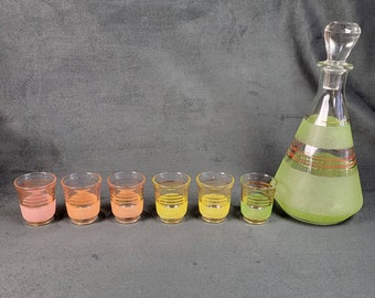 Service à liqueur en verre granité coloré et liserés or carafe verte et 6 petits verres de couleur Made in France vintage 1950