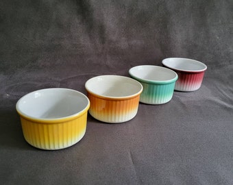 4 kleurrijke ramekins in een kleurgraadverloop van geel, oranje, rood en groen; individuele soufflébakjes; vintage geglazuurd keramiek; gemaakt in Frankrijk