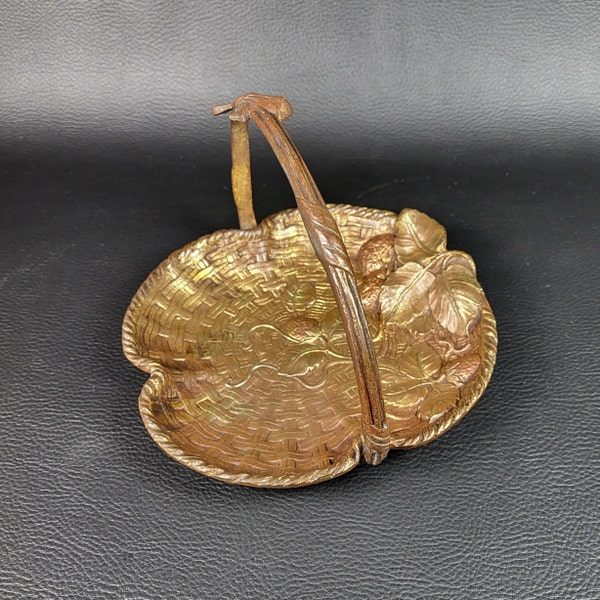 Marcel Giltay panier à anse en bronze doré décor de fraises sur fond de vannerie vide-poche vintage 1900 Made in France