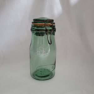 Peut inclure: Un bocal en verre vert avec un couvercle en métal et une fermeture à fil. Le bocal porte une étiquette sur laquelle est inscrit "WESTC 0".