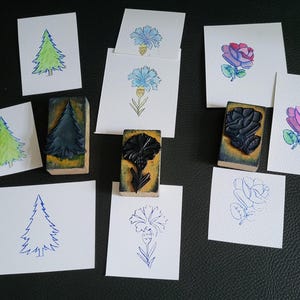 3 tampons d'école anciens en caoutchouc montés sur bois la rose le sapin et le bleuet vintage