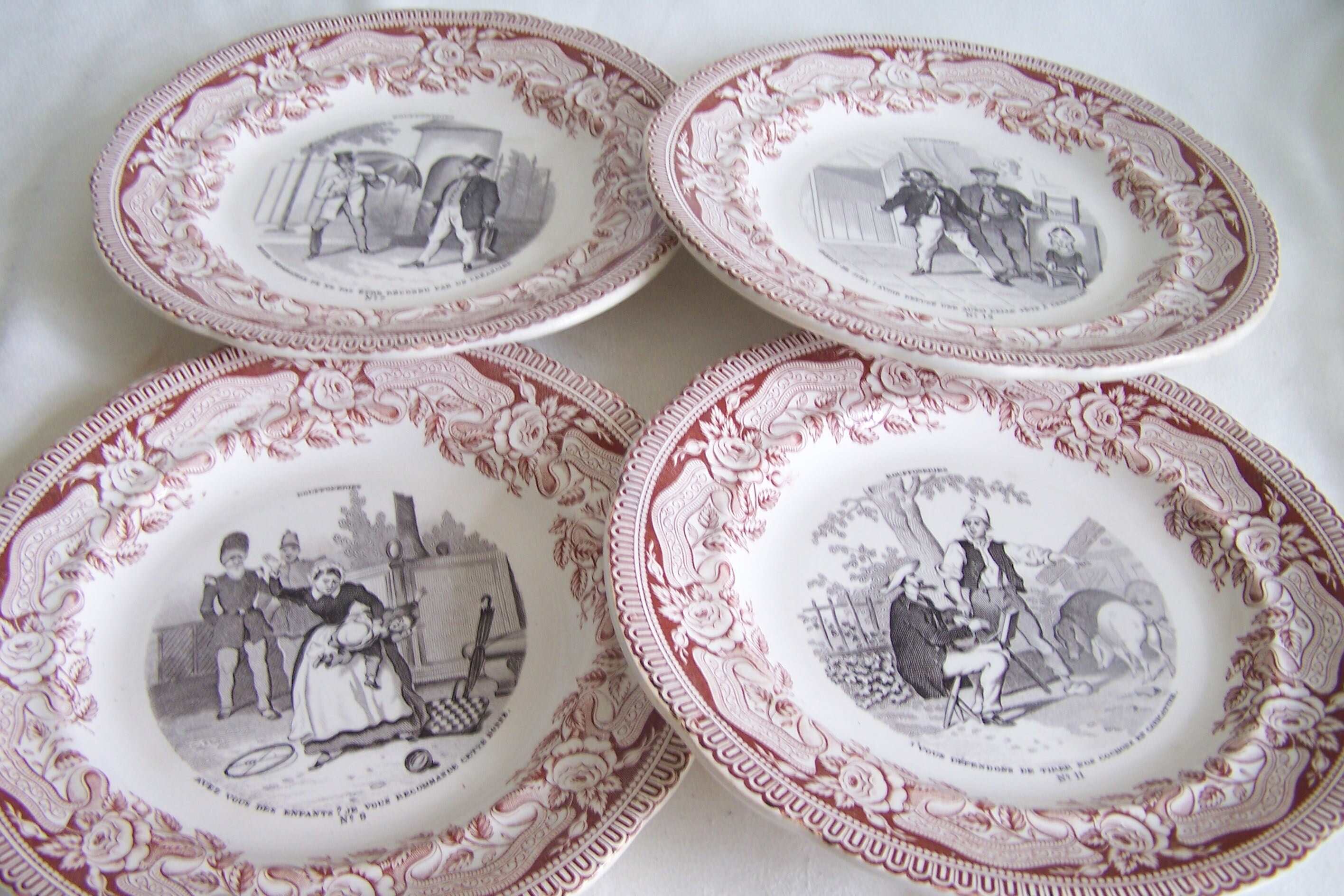 Gien 4 Assiettes à Dessert Série Bouffoneries Faïence de Gien Assiettes Parlantes Décor Marron 1860-