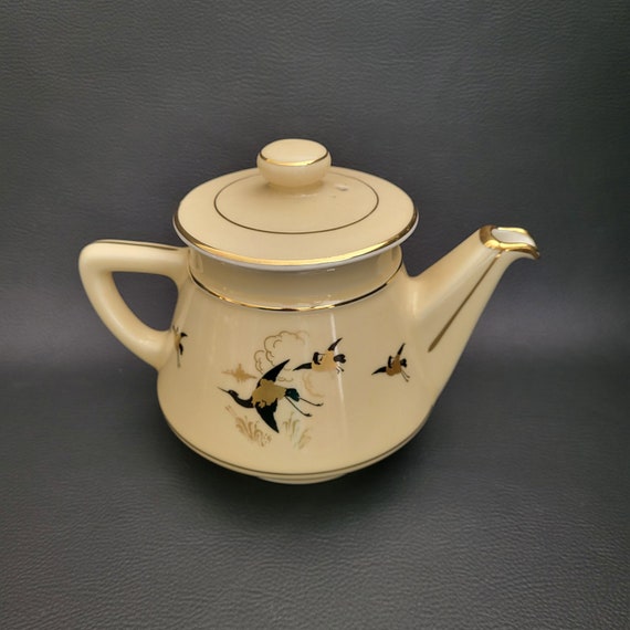 Royal Doulton 1979 Wild Cherry Pitcher (TRE) Royal Doulton 1979 Wild Cherry Pitcher (TRE)