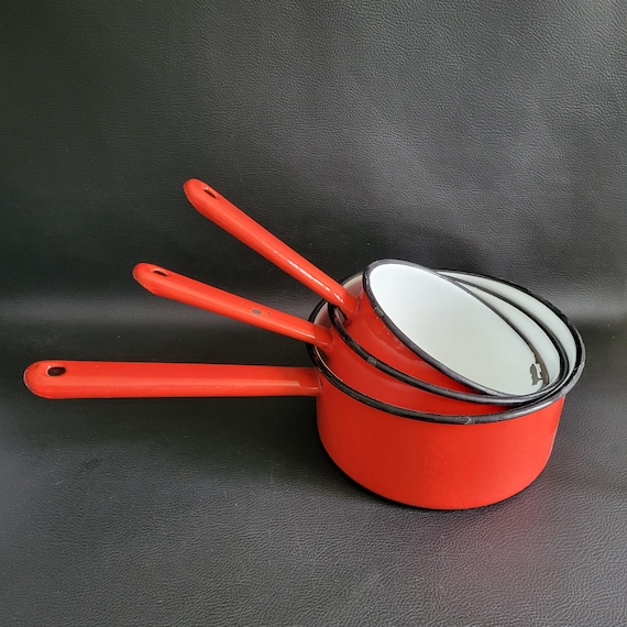 Japy-Set, 3 rote Emaille-Kochtöpfe mit schwarzem Rand. Durchmesser 14 bis 20 cm. Japy-Kochtöpfe. Hergestellt in Frankreich. Vintage 1950