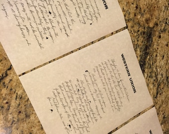 Puede incluir: Tres telegramas antiguos de Western Union con texto manuscrito sobre un fondo beige. Los telegramas tienen el logotipo de Western Union y están llenos de escritura cursiva. Las cartas parecen ser de una época pasada.