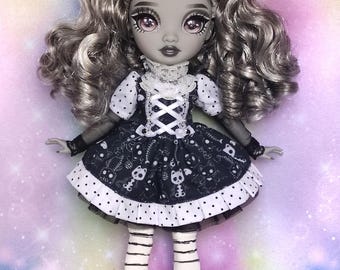 Gothic-Outfit für Rainbow High, Pullip, Blythe und Monster G3 Puppen. Kleid mit schwarz-weißen Skelettkätzchen. Handgefertigt.