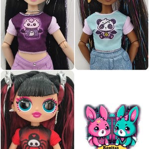 K&ouml;nnte beinhalten: Vier Puppen mit einzigartigen Outfits und Merkmalen. Eine Puppe tr&auml;gt ein lila Oberteil mit einem Katzen- und Geisterdesign, eine andere ein blaues Oberteil mit einem Panda und eine dritte ein rotes Oberteil mit einer Spinne. Eine Grafik mit zwei Cartoon-Hasen und dem Text "Ropitas Kawaii" wird ebenfalls gezeigt.