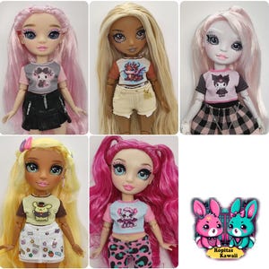K&ouml;nnte beinhalten: Eine Collage von sechs Puppen mit verschiedenen Frisuren und Outfits. Die Puppen haben gro&szlig;e Augen und tragen T-Shirts mit grafischen Designs, R&ouml;cke, Shorts und gemusterte Hosen. Das Bild enth&auml;lt auch eine Cartoon-Grafik von zwei Kaninchen mit dem Text "Ropitas Kawaii".