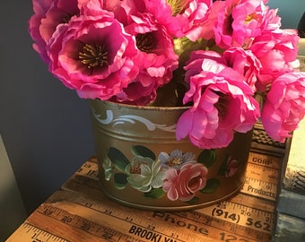 1940s peach toleware tissue holder/caddy hand painted flowers 1940s peach toleware tissue holder/caddy hand painted flowers
