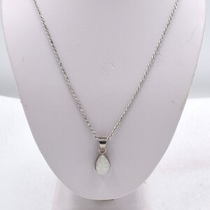 ¡Simplemente hermoso cabujón de piedra lunar en un colgante vintage de plata de ley ENVÍO GRATIS!  ¡Cadena de plata de ley de 24&quot; incluida! #DROPMS-SPC23