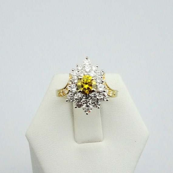 Stunning 18K Ring With a 0.67 Carat Canary Yellow 