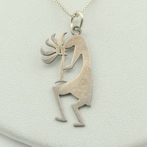 Allen et Paula Boyd Navajo Dancing Kokopelli Sterling Silver Pendant. LIVRAISON GRATUITE! Inclut la chaîne en argent sterling de 18 pouces !  #KOKO-SPC7