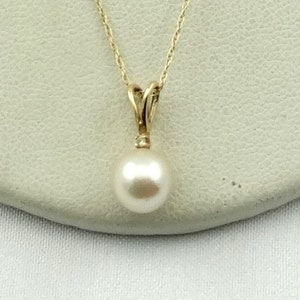 Simple Diamond And Cream Colored Pearl In A 10K Yellow Gold Pendant FREE SHIPPING! 18&quot; 10K Yellow Gold Chain Included! #PEARL10K-GPC1