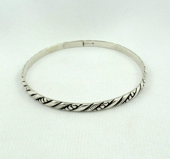 Thin Solid Sterling Silver Repeating Pattern Bang… - image 4