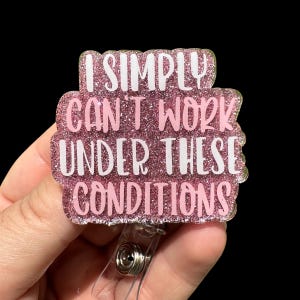 Kan niet werken onder deze omstandigheden Badgehaspel, grappige badgehaspel voor gezondheidswerkers, intrekbare dassenhaspel, Sarcastische badgehaspel