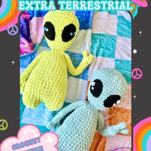 Può includere: Due bambole aliene all'uncinetto, una verde lime e l'altra azzurra. Entrambe hanno grandi occhi neri e braccia piccole. Il testo in alto dice "ETHER THE MOST EXTRA TERRESTRIAL" e "CROCHET PATTERN" in basso.