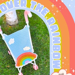 Può includere: Un inserto per passeggino per bambole all'uncinetto con un design a cielo blu, nuvole bianche e un arcobaleno. Il testo "OVER THE RAINBOW" è sopra il passeggino. Il testo "doll stroller insert" è visibile. Il modello è di Eat Pray & Crochet.