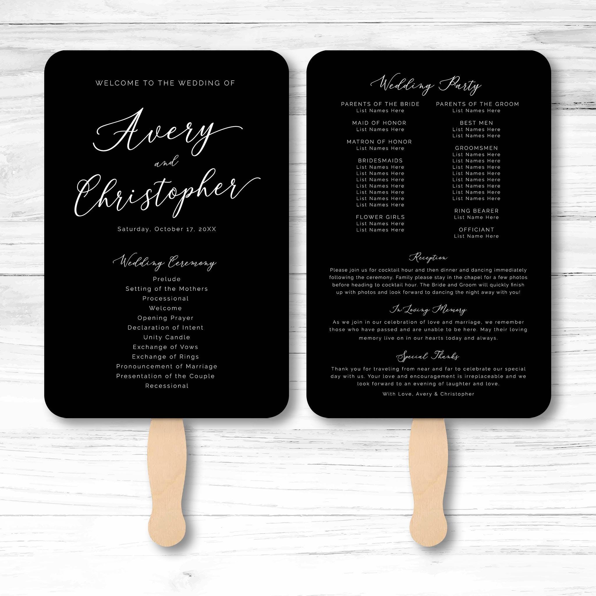 Elegantes abanicos personalizados para programa de boda: detalles impresos en un palo de madera para un accesorio clásico de ceremonia.