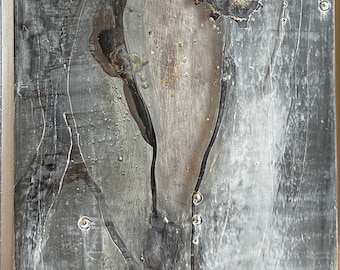 Puede incluir: Una pieza de arte abstracto enmarcada con un marco plateado. La obra de arte es un diseño abstracto en blanco y negro con una explosión de pintura dorada y amarilla en el centro.