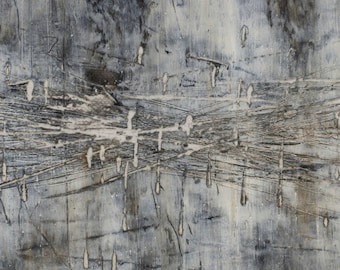 Puede incluir: Pintura abstracta sobre panel de madera con un esquema de color gris y blanco. La pintura presenta una serie de líneas y marcas que crean una sensación de movimiento y profundidad.