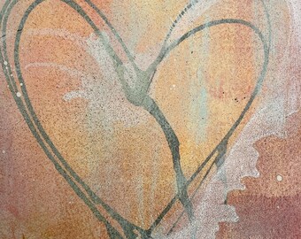 Puede incluir: Una forma de corazón dibujada en pintura negra sobre un fondo texturizado naranja, rosa y blanco.