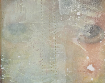 Puede incluir: Pintura abstracta sobre lienzo con una superficie texturizada y en capas. La pintura presenta un esquema de color verde claro, amarillo y blanco con toques de rosa y marrón. La pintura tiene una calidad sutil y etérea.