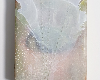 Puede incluir: Pintura abstracta sobre lienzo con un esquema de color blanco, rosa y verde. La pintura presenta un patrón de salpicaduras blancas y una serie de pequeños puntos en una línea vertical.