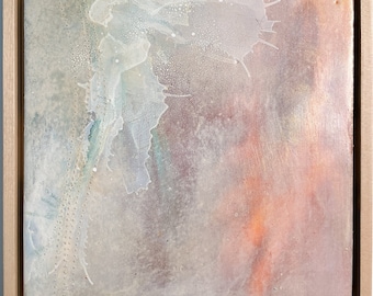 Puede incluir: Pintura abstracta con fondo blanco, gris y rosa. La pintura tiene una superficie texturizada con un patrón de salpicaduras de color azul claro y verde en la esquina superior izquierda.