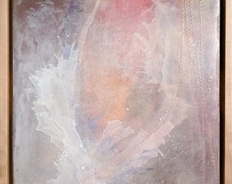 Puede incluir: Pintura abstracta con un esquema de color blanco, rosa y gris. La pintura tiene una superficie texturizada y un brillo sutil.