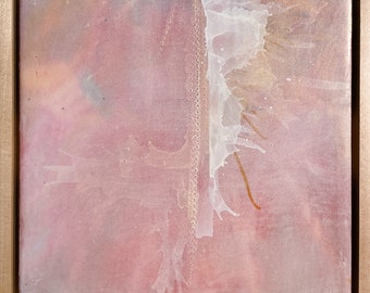 Puede incluir: Pintura abstracta sobre lienzo con un esquema de color rosa, blanco y dorado. La pintura presenta una línea vertical de pintura blanca con goteos y salpicaduras de pintura dorada.