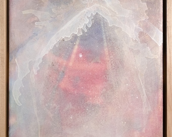 Puede incluir: Pintura abstracta con una forma blanca, texturizada, en forma de nube en el centro del lienzo. El fondo es de color rosa y morado suave con un toque de azul.