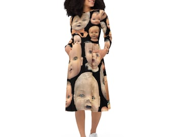 Puede incluir: Un vestido negro con un patrón de caras de muñecas vintage. El vestido tiene mangas largas y una falda acampanada.