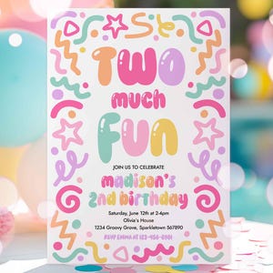 以下が含まれることがあります： 2歳の誕生日パーティーのカラフルな招待状。「TWO much FUN」の文字がバブルレターで書かれ、下にテキストが追加されています。招待状には「madison's」の名前とパーティーの詳細が含まれています。デザインはパステルカラーと遊び心のある形が特徴です。